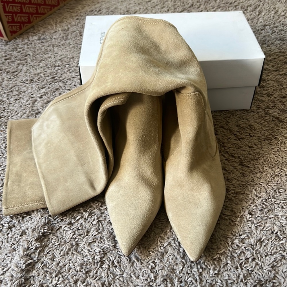 This beautiful knee length boots by Zara, are perfect for every outing.